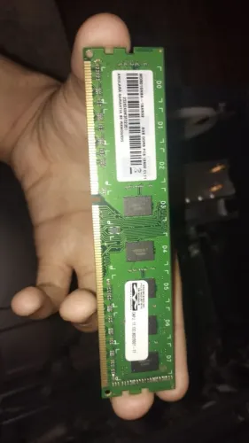 2 pentes de memória RAM DDR3 de 8GB cada