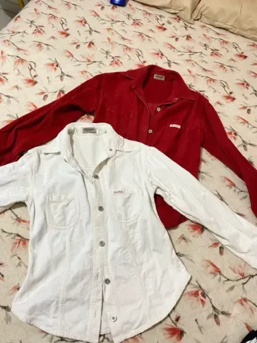 Casaco de Corduroy Branco e outro vermelho Guess Jeans