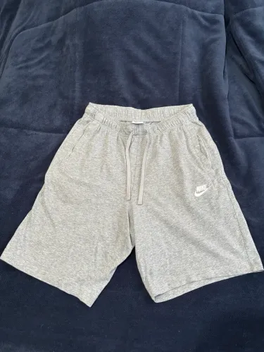 Bermuda Nike club cinza Tamanho P