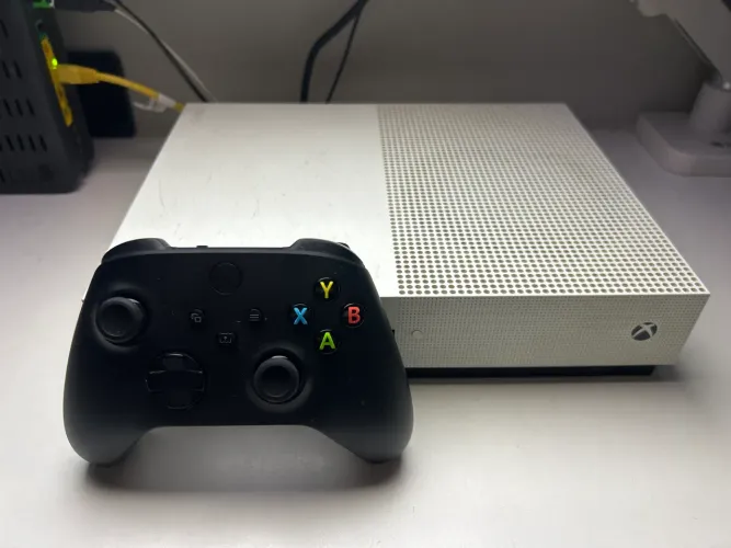 Xbox One S 1TB (Ótimo estado) + Controle Series X - Oportunidade