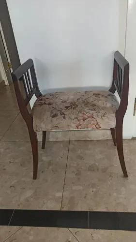 Banqueta antiga em madeira maciço