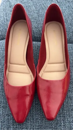 Scarpin salto baixo vermelho 36