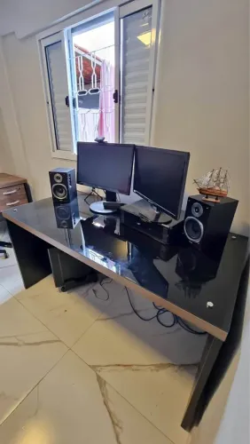 Mesa para escritório reta com vidro temperado
