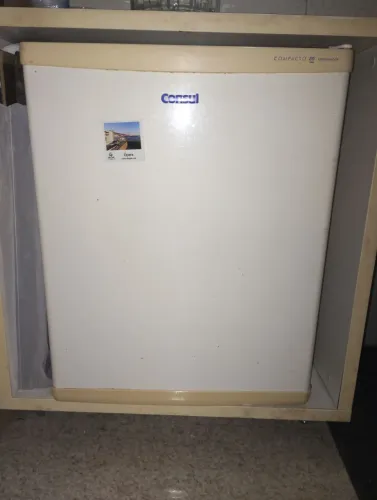 Vendo mini geladeira branca e barata