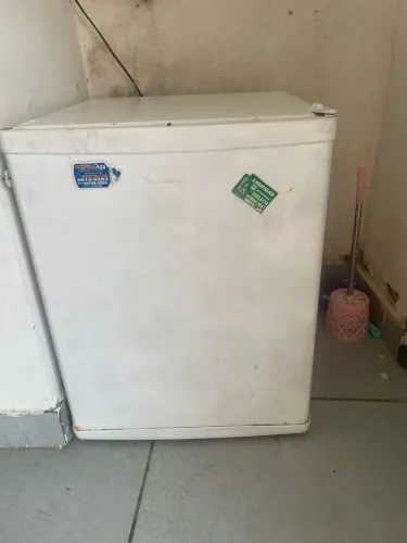 Frigobar em ótimo estado, precisando só pintar ou adesivar funciona muito bem,