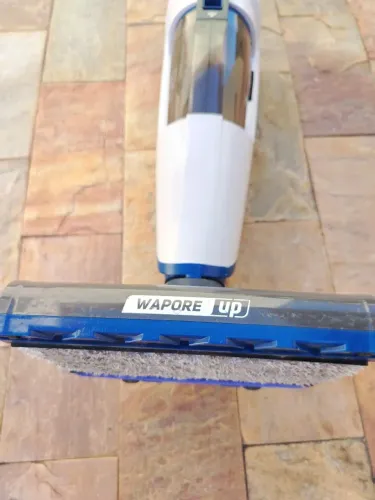 Aspirador de pó com 1600w de potência que aspira e higieniza com vapor quente. 
