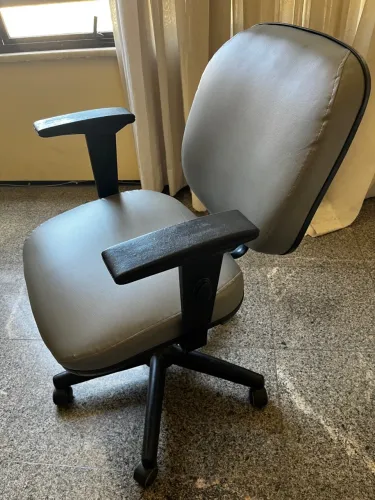 Cadeira de escritório giratória confortável - braço regulável