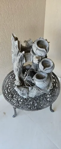 Fonte de pedra sabão com mesinha de ferro fundido