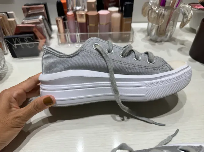 Tênis Converse All Star Chuck na cor cinza