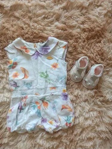 Roupa e Sandália da marca Lilica Ripilica