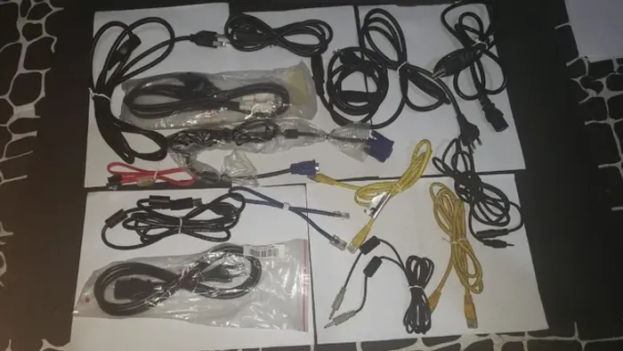 Lote com 14 cabos para eletronicos e computadores