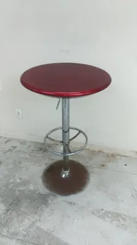 Mesa redonda, tampo vermelha, base metal.