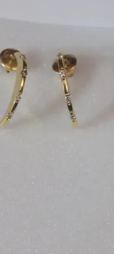Brinco em ouro amarelo modelo meia lua com brilhantes vivara 