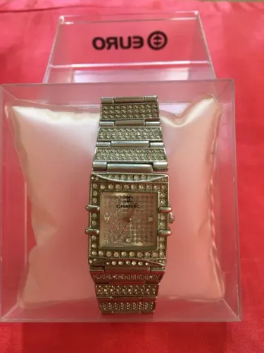lindo relógio prateado com strass em perfeito estado, pouquíssimo usado