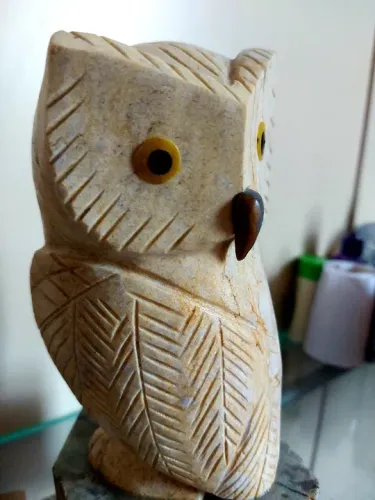 Escultura de coruja, em pedras naturais