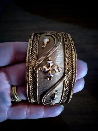 2 braceletes indianos, antigos, detalhes em auto-relevos