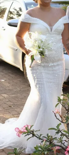 Vestido de noiva longo branco tipo sereia ombro a ombro com brilho de lantejoulas 