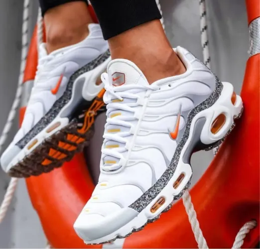 Tênis Nike Plus Branco e Laranja esportivos e resistente