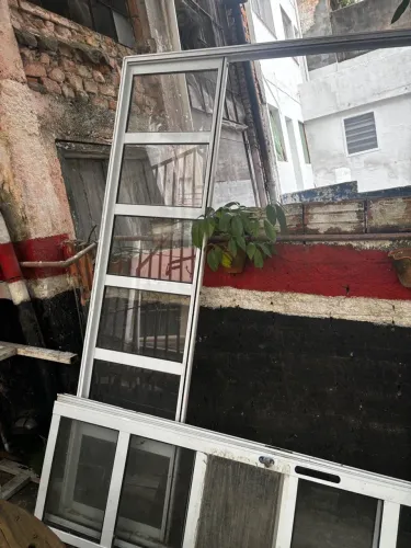 Janelas e Vitrôs de Alumínio( porta de correr 2 folhas c fechadura )