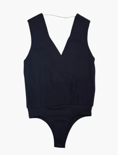 Body decote profundo preto AMARO