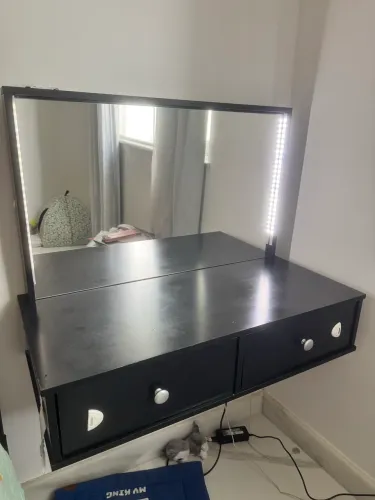 Penteadeira suspensa com espelho e iluminação led