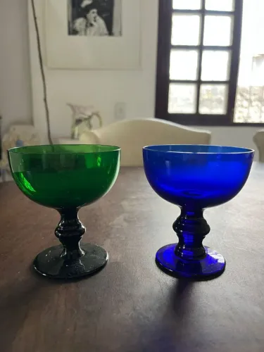 Taças antigas color para sobremesas