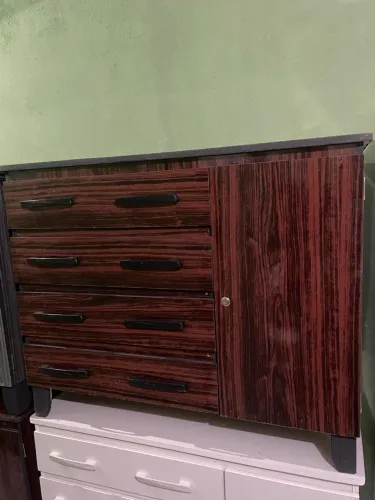 Armário/Cômoda com 4 gavetas e porta