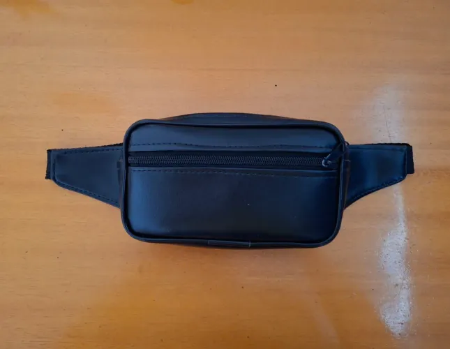 Pochete de Couro Sintético Preta Feminina ou Masculina Formato Retangular