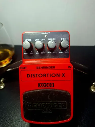 Behringer Distortion-X XD300 - Drive Pesado e Versátil