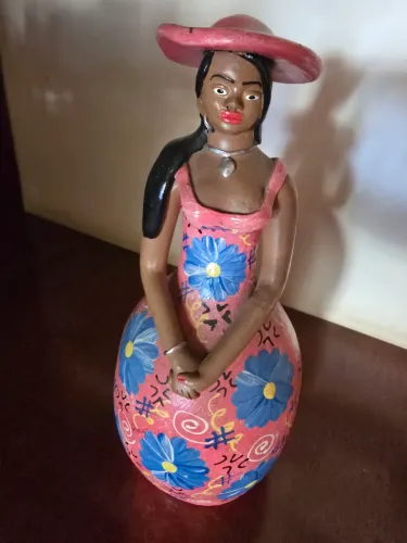 Baiana escultura de mulher em cerâmica