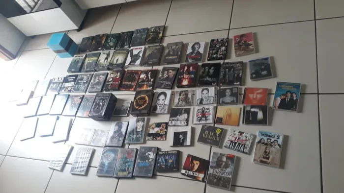 Vendo coleção de DVDs e CDs - Séries e Filmes
