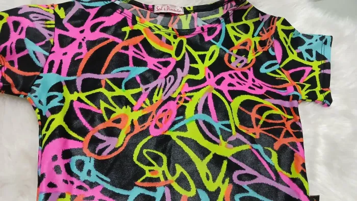 Blusa curta colorida manga curta 