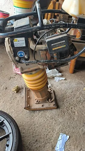 Vende-se um Martelete Bosch e um compactador