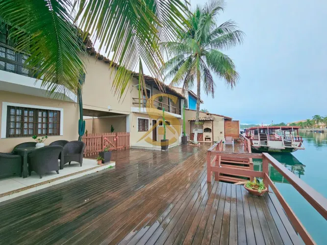 Casa Geminada Triplex à Venda na OGIVA, Cabo Frio - com Deck para Lancha