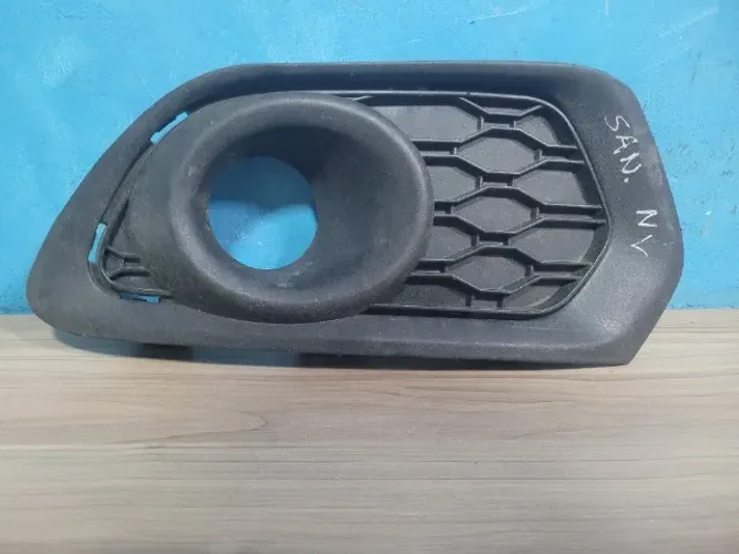 Moldura do Farol de Milha Direito Renault Sandero Logan 2015 a 2018 (c Furo)