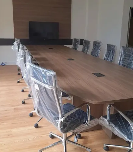 mesa  de  escritorio cadeiras  e   poltrona 