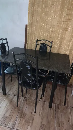 Mesa com quatro cadeiras 
