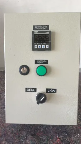 Painel elétrico com controlador de temperatura