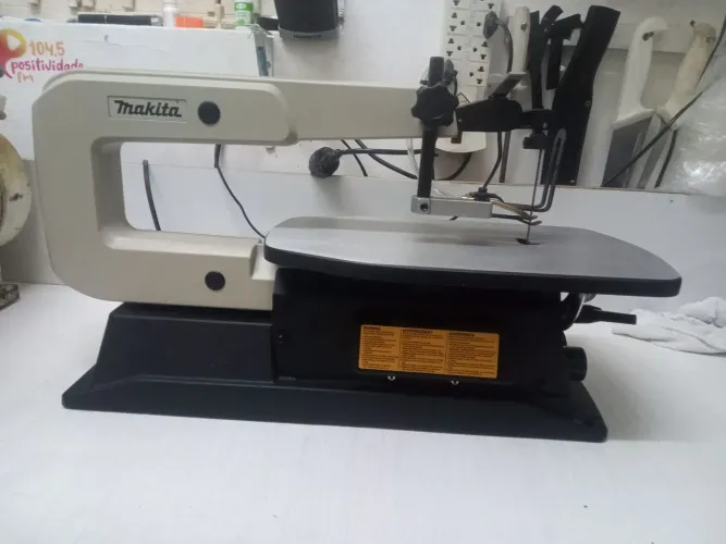 Serra tico tico de bancada Makita sj401 127v  de 400 a 1600spm  acompanha jogo de serras