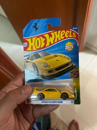 FERRARI F40 COMPETIZIONE AMARELA