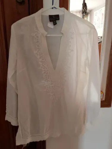 Blusa branca com detalhes em renda - Feminina