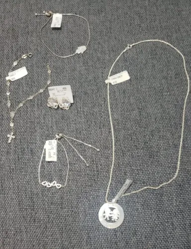 Corrente com pingente , pulseiras e brincos o 