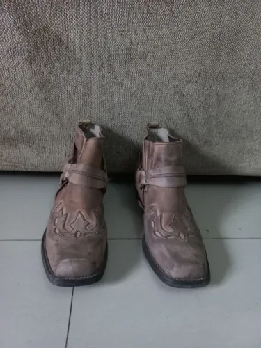 Botas de couro marrom com detalhes rajados