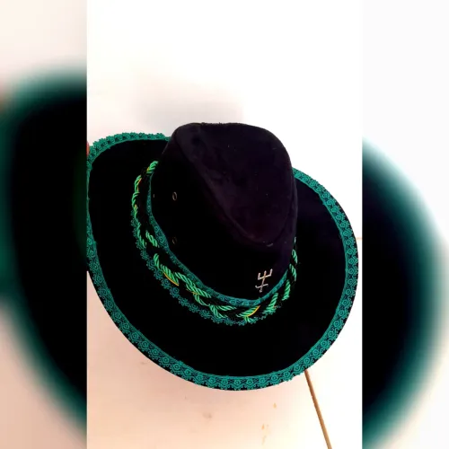 Chapéu Preto com Detalhes em Verde