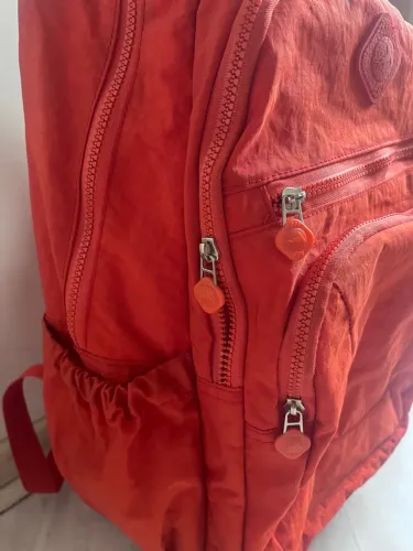 Mochila com rodinhas - Cor vermelha Ótimo estado 