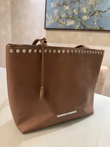 Bolsa Marrom com Detalhes em Metal