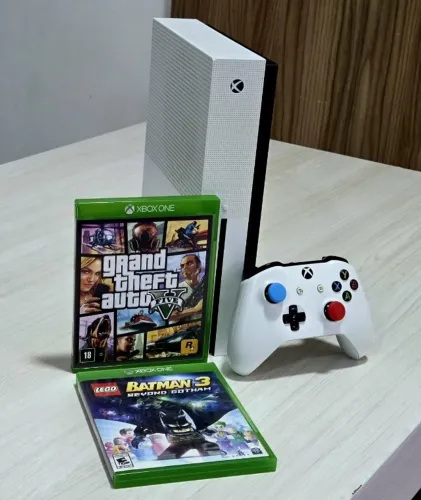 Xbox One S 1TB SemiNovo C/ 1 Controle e 2 Jogos