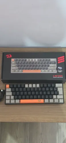 Teclado Mecânico Gamer Redragon Lakshmi K606 (Switch Brown, Compacto 60%, Na Caixa)