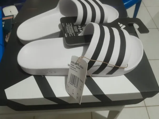 Sandalia adidas tamanho único N 40 .