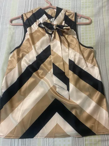 Blusa cetim com laço na gola . Tamanho P